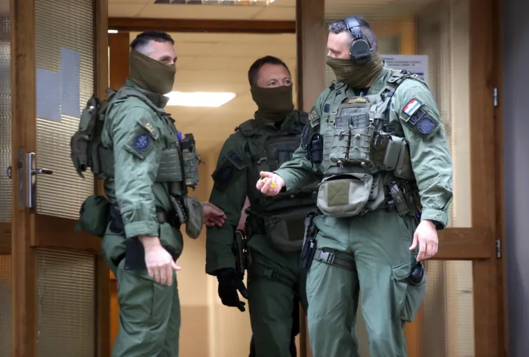 Drama u Sopotu: Mu&scaron;karac urla s balkona i prijeti nožem. Stigla i specijalna policija