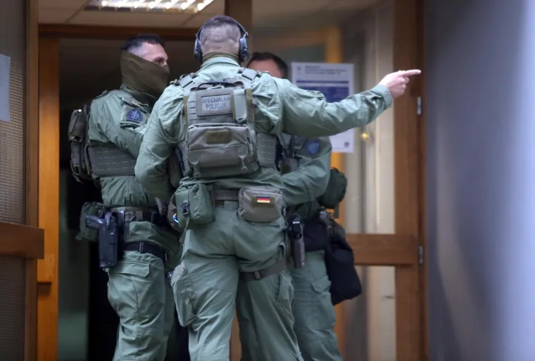 Drama u Sopotu: Mu&scaron;karac urla s balkona i prijeti nožem. Stigla i specijalna policija