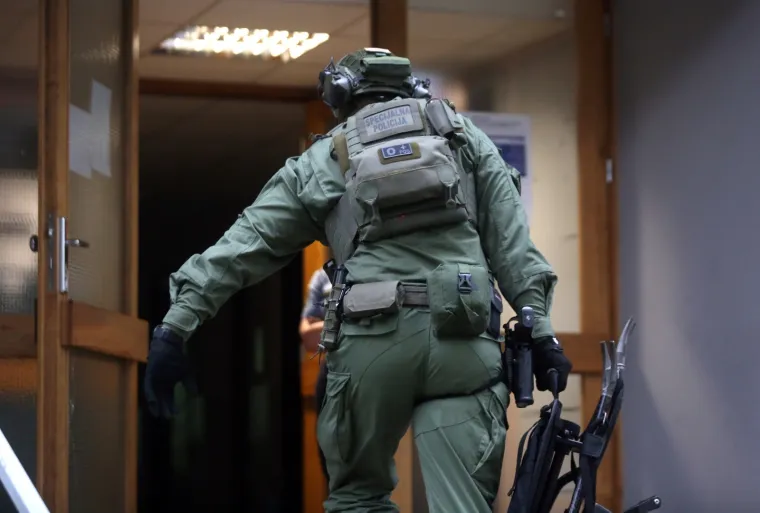 Drama u Sopotu: Mu&scaron;karac urla s balkona i prijeti nožem. Stigla i specijalna policija