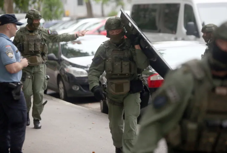 Drama u Sopotu: Mu&scaron;karac urla s balkona i prijeti nožem. Stigla i specijalna policija