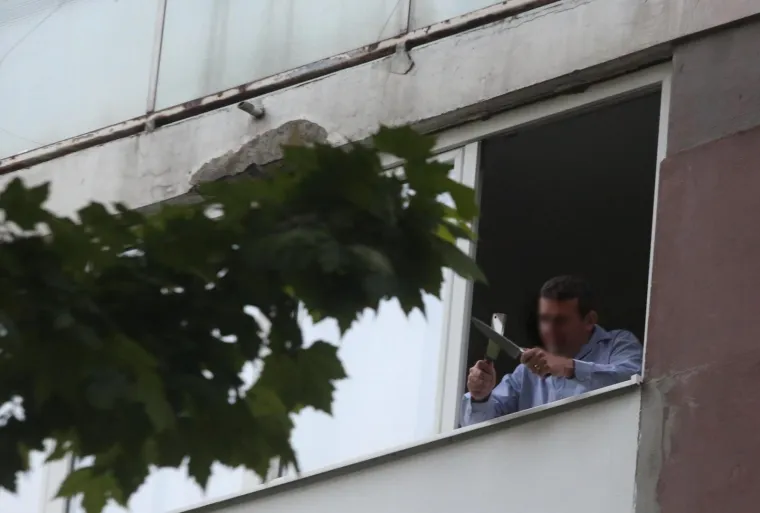 Drama u Sopotu: Mu&scaron;karac urla s balkona i prijeti nožem. Stigla i specijalna policija