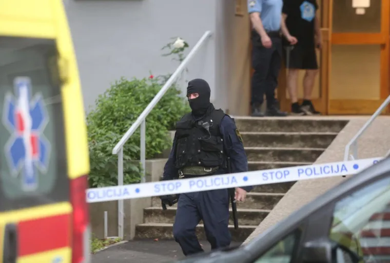 Drama u Sopotu: Mu&scaron;karac urla s balkona i prijeti nožem. Stigla i specijalna policija