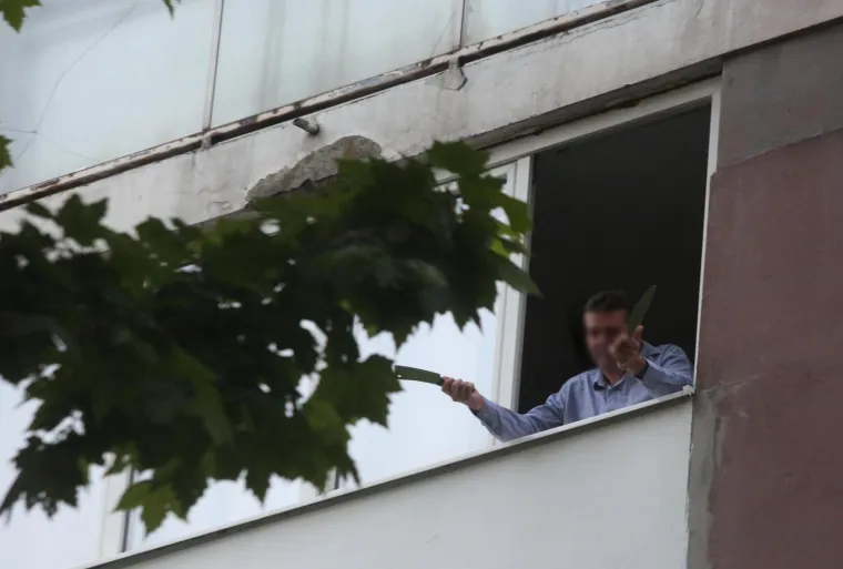 Drama u Sopotu: Mu&scaron;karac urla s balkona i prijeti nožem. Stigla i specijalna policija