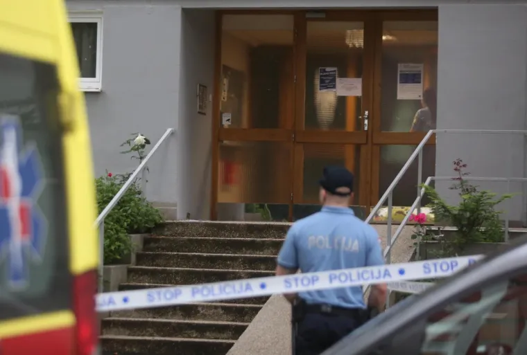 Drama u Sopotu: Mu&scaron;karac urla s balkona i prijeti nožem. Stigla i specijalna policija