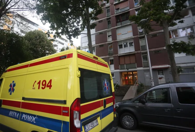 Drama u Sopotu: Mu&scaron;karac urla s balkona i prijeti nožem. Stigla i specijalna policija