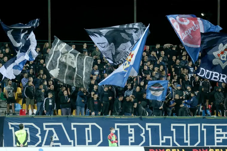 [FOTO] GORI SVE: BBB-ovci su odjednom počeli paliti sve &scaron;to su imali i zasuli teren bakljama