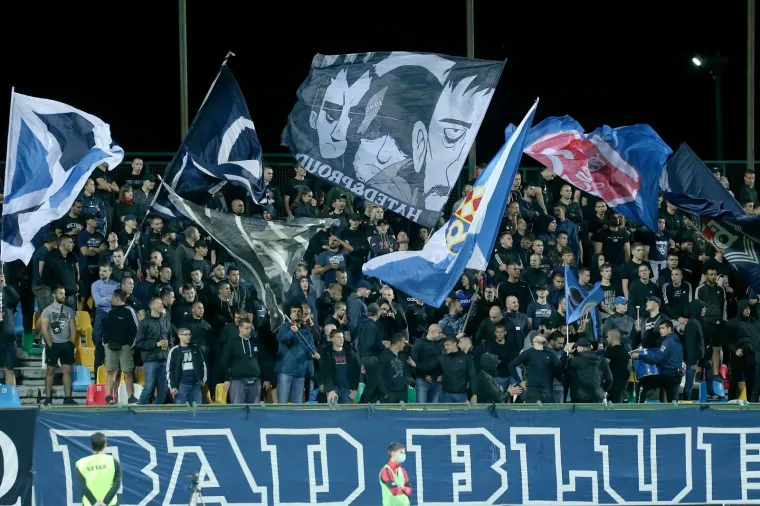 [FOTO] GORI SVE: BBB-ovci su odjednom počeli paliti sve &scaron;to su imali i zasuli teren bakljama