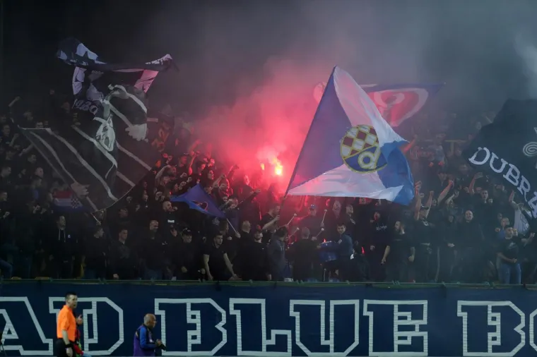 Popalili su solidan broj baklji i pobacali ih na teren.