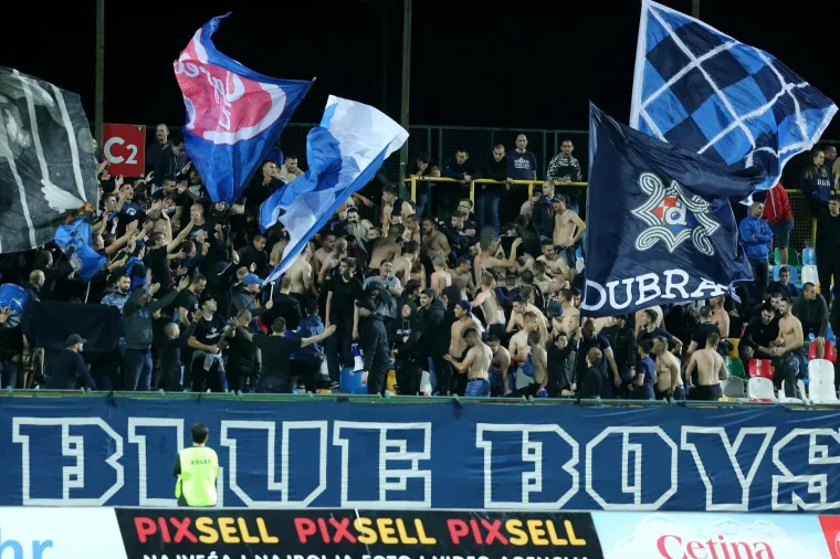 [FOTO] GORI SVE: BBB-ovci su odjednom počeli paliti sve &scaron;to su imali i zasuli teren bakljama