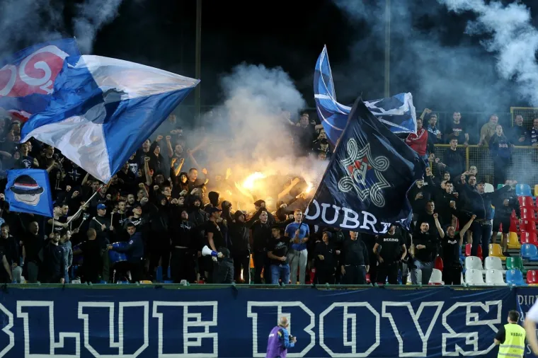 Bad Blue Boysi su pred kraj utakmice na gostujućoj tribini imali svoj pirotehnički &scaron;ou s kojim su prekinuli utakmicu.