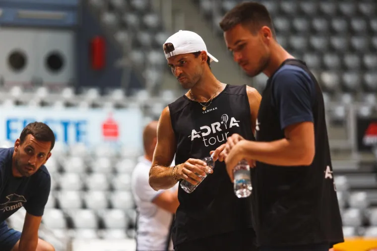 [FOTO] ZARAŽENI DIMITROV OVIH JE DANA BIO U BLISKOM KONTAKTU S ĐOKOVIĆEM, ČILIĆEM, HRPOM DJECE, MA SVIM ŽIVIMA: Ovo ne izgleda dobro