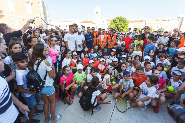 Teniske zvijezde koje su proteklog vikenda nastupile na teniskom turniru 'Adria Tour' u Zadru u nedjelju kasno navečer dovezene su ispred zgrade poliklinike i Zavoda za javno zdravstvo u Zadru gdje ih je dočekao glavni epidemiolog zadarske županije dr. Alan Medić.