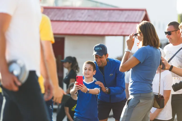 OVE FOTKE TREBALE BI NAS ZABRINUTI: Pogledajte s koliko je ljudi Đoković bio u kontaktu za vrijeme boravka u Zadru