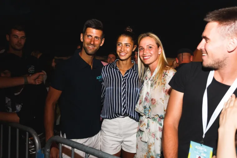 Zlatan Stipi&scaron;ić Gibonni prva je zvijeda koja nastupa na zabavnom dijelu Adria Tour a u Zadaru.Novak Đoković, Olga Danilović, Donna Vekić