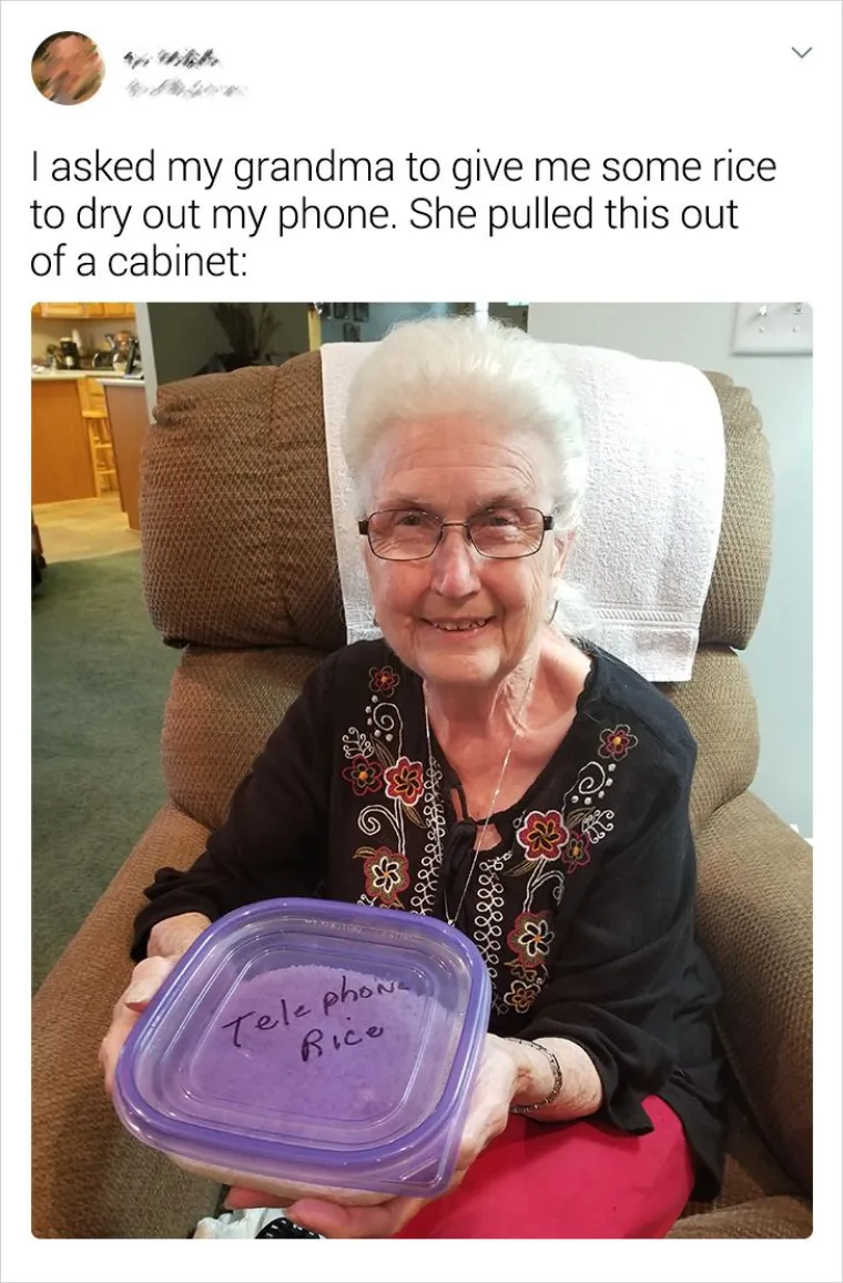 Zamolila sam baku da mi da malo riže da osu&scaron;im svoj mobitel. Ona je ovo izvukla iz ormarića.
