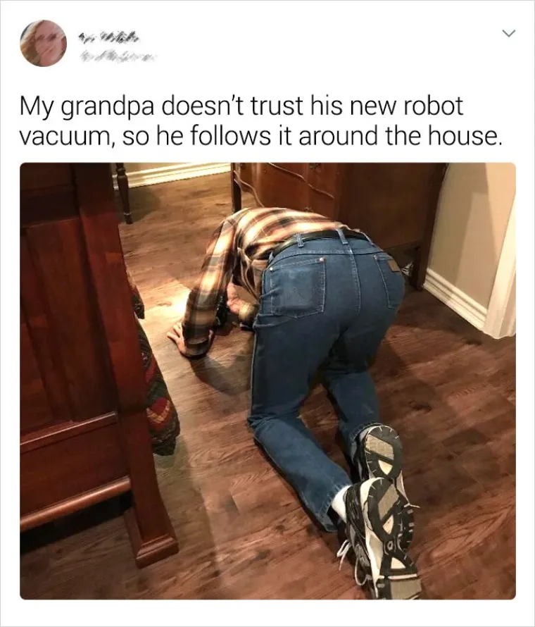 Moj djed ne vjeruje svojemu robotskom usisavaču pa ga stalno prati po kući.