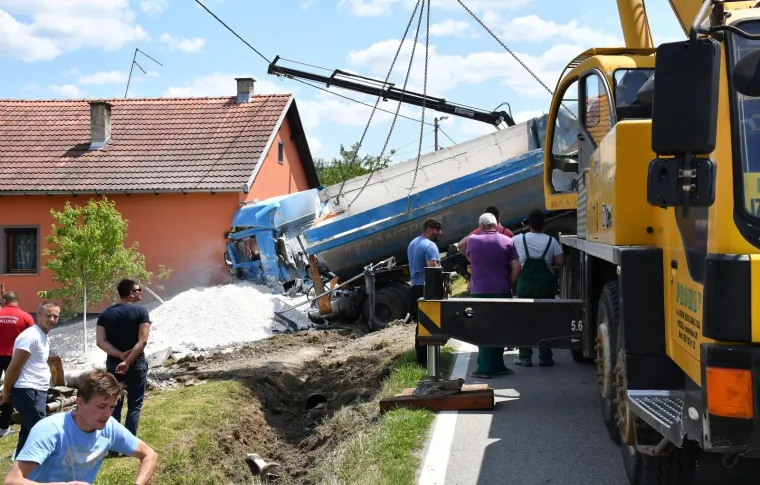 Užas kod Pakraca: Kamionom s vapnom zabio se u obiteljsku kuću u kojoj su bili sin i majka