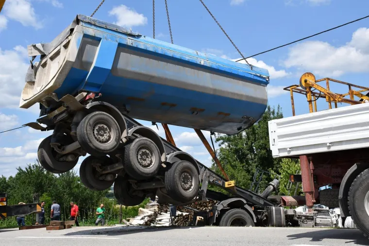 Užas kod Pakraca: Kamionom s vapnom zabio se u obiteljsku kuću u kojoj su bili sin i majka