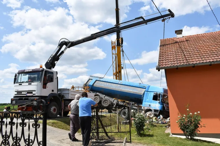 Užas kod Pakraca: Kamionom s vapnom zabio se u obiteljsku kuću u kojoj su bili sin i majka
