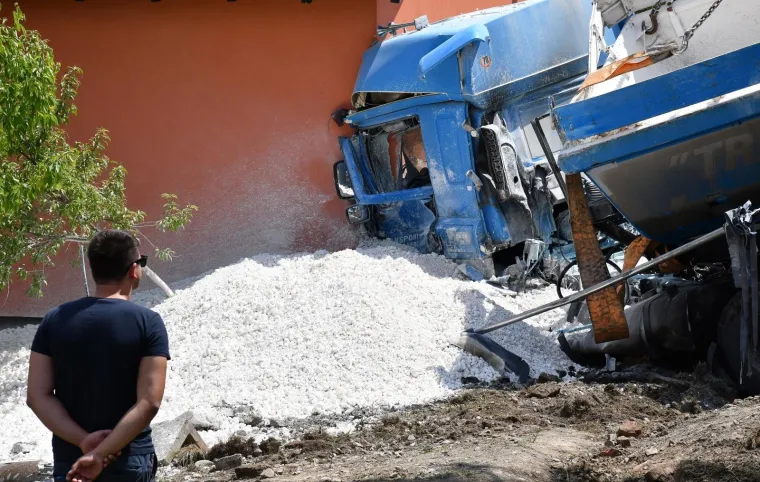 Užas kod Pakraca: Kamionom s vapnom zabio se u obiteljsku kuću u kojoj su bili sin i majka
