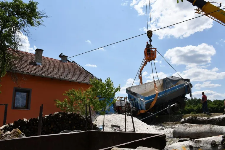 Užas kod Pakraca: Kamionom s vapnom zabio se u obiteljsku kuću u kojoj su bili sin i majka