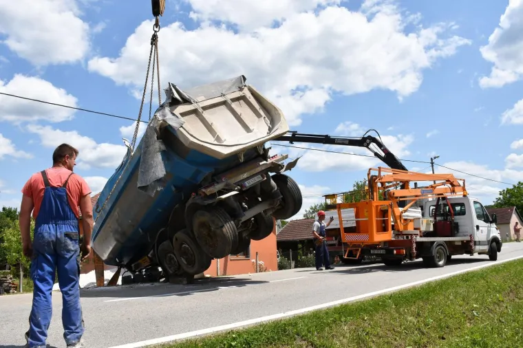 Užas kod Pakraca: Kamionom s vapnom zabio se u obiteljsku kuću u kojoj su bili sin i majka