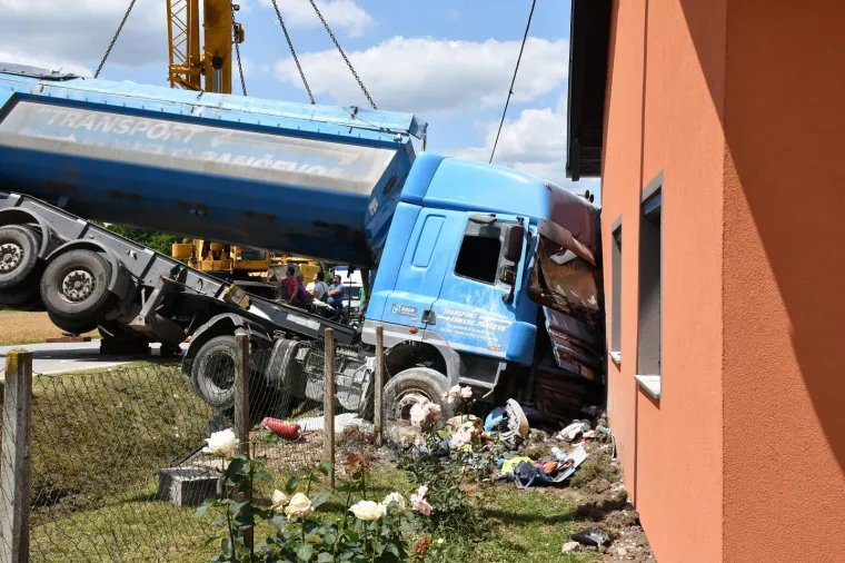 Užas kod Pakraca: Kamionom s vapnom zabio se u obiteljsku kuću u kojoj su bili sin i majka