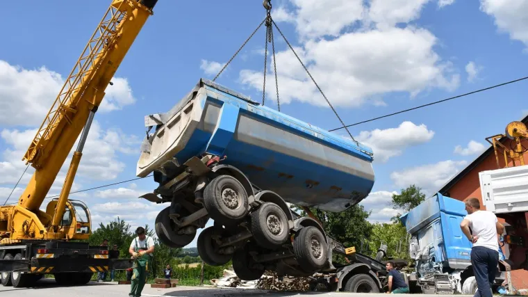 Užas kod Pakraca: Kamionom s vapnom zabio se u obiteljsku kuću u kojoj su bili sin i majka