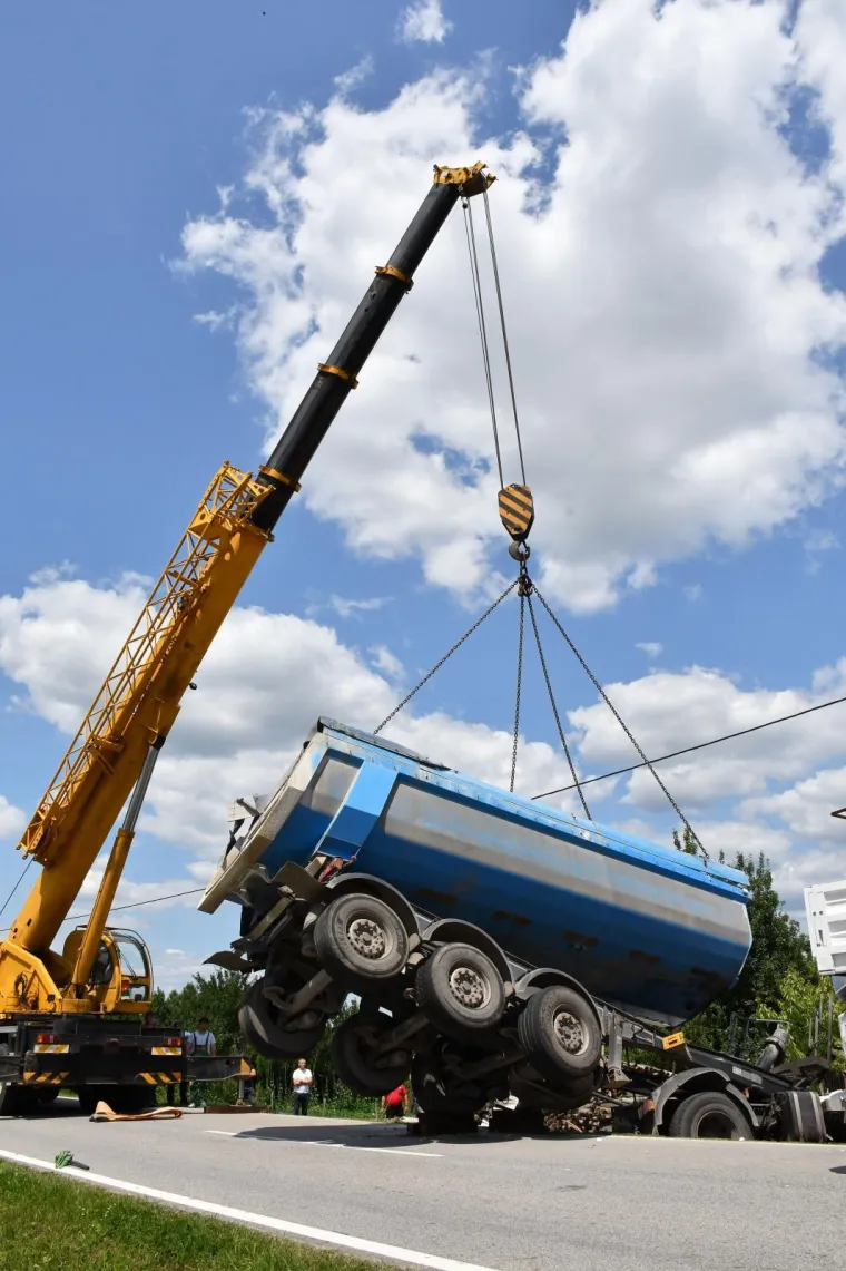 Užas kod Pakraca: Kamionom s vapnom zabio se u obiteljsku kuću u kojoj su bili sin i majka
