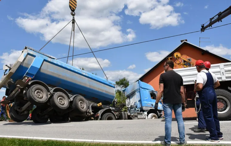 Užas kod Pakraca: Kamionom s vapnom zabio se u obiteljsku kuću u kojoj su bili sin i majka