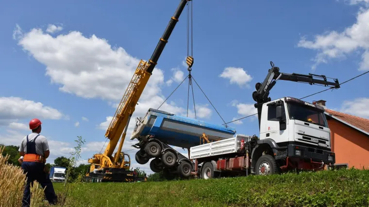 Užas kod Pakraca: Kamionom s vapnom zabio se u obiteljsku kuću u kojoj su bili sin i majka