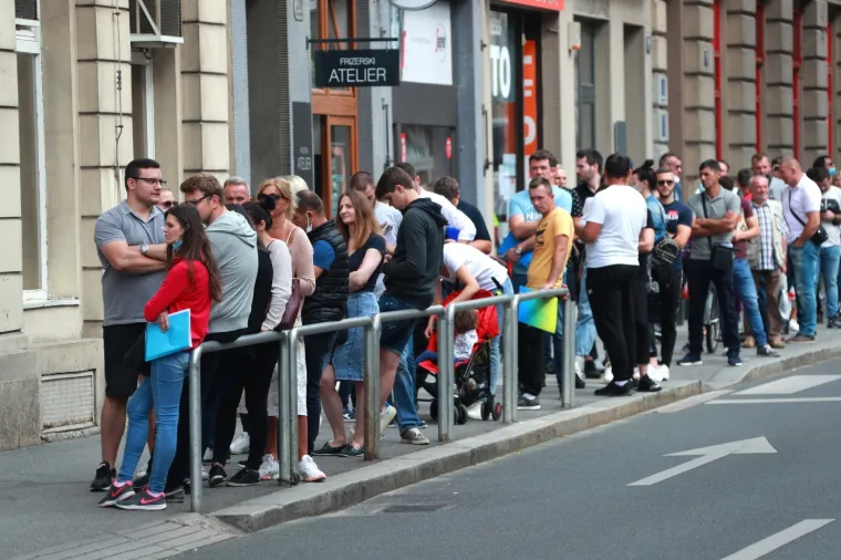 Kaos u Petrinjskoj: Velika gužva za izdavanje dokumenata, nitko se ne pridržava propisa