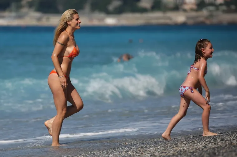 BIVŠA SUPRUGA EROSA RAMAZZOTTIJA PRAVA JE BOMBA U BIKINIJU: Atraktivna plavuša pomela je konkurenciju