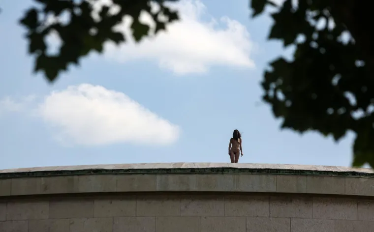 Gola žena na vrhu Doma likovnih umjetnika u Zagrebu