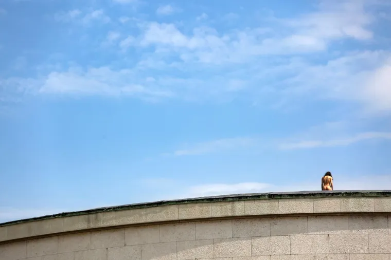 Gola žena na vrhu Doma likovnih umjetnika u Zagrebu