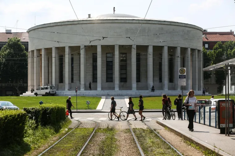 Gola žena na vrhu Doma likovnih umjetnika u Zagrebu