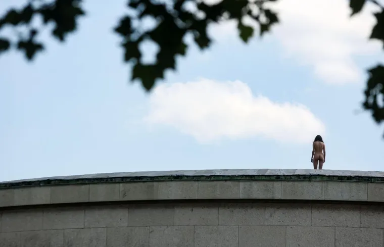 Gola žena na vrhu Doma likovnih umjetnika u Zagrebu