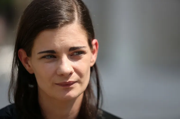 Gola žena na vrhu Doma likovnih umjetnika u Zagrebu