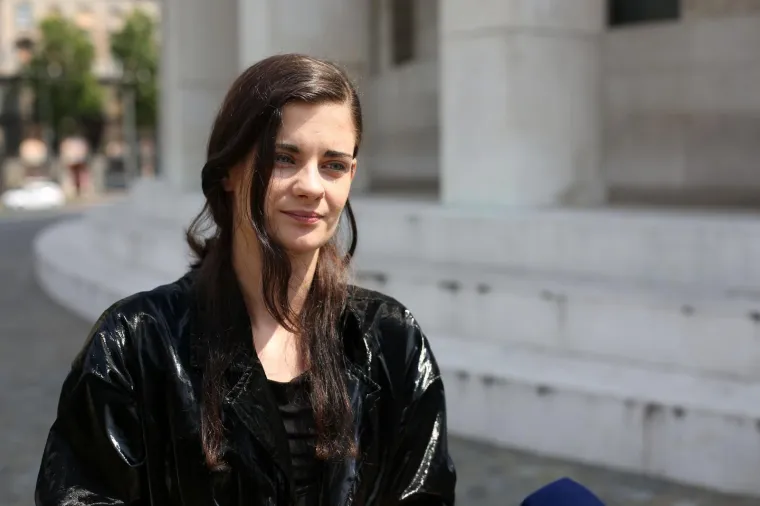 Gola žena na vrhu Doma likovnih umjetnika u Zagrebu