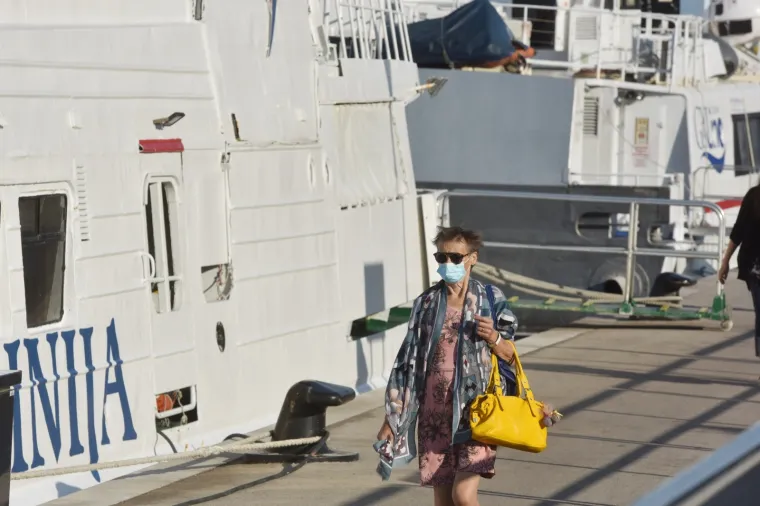 Od ponoći vrijede nova pravila: Građani se pridržavaju mjera obaveznog no&scaron;enja maski