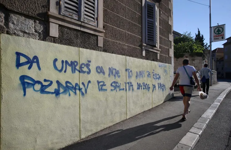 Grafit mržnje upućen prvom tenisaču svijeta Novaku Đokoviću, koji je u utorak potvrdio da je pozitivan na koronavirus, osvanuo je na pročelju između Livanjske i Sinjske ulice u centru Splita. Photo: Ivo Cagalj/PIXSELL