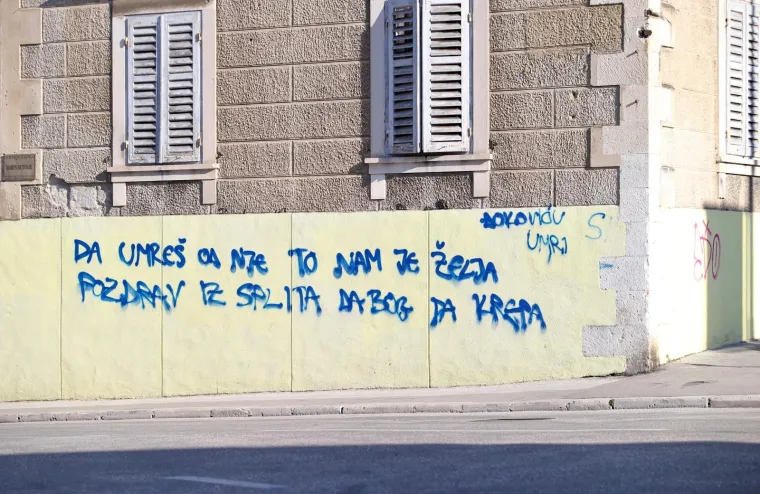 "Da umre&scaron; od nje to nam je želja, pozdrav iz Splita, da Bog da krepa", napisano je na zidu. Photo:Ivo Cagalj/PIXSELL