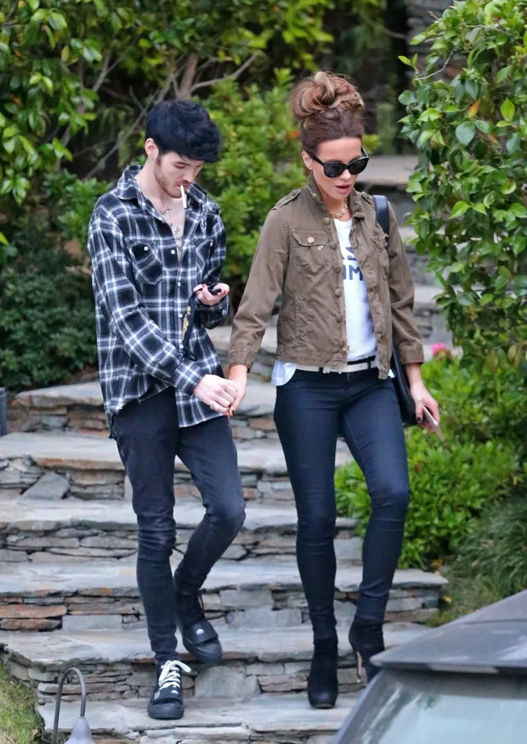 Glumicu Kate Beckinsale (46) i njezinog dečka pjevača Goodyja Gracea (23) objektiv fotoaparata uhvatio je kad su izašli iz njezinog stana u Brentwoodu kako bi kupili namirnice u obližnjoj trgovini. Foto: Profimedia