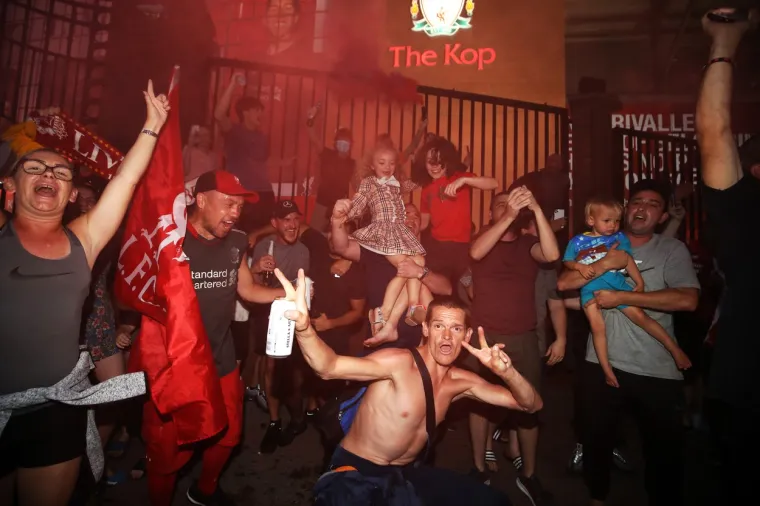 Nakon &scaron;to je Liverpool matematički osigurao naslov prvaka oko pet tisuća navijača burno je slavilo ulicama pokraj Anfielda. Kako upozorava &scaron;panjolski As bila je to visokozarazna proslava koja bi ih mogla skupo ko&scaron;tati.  &ldquo;Unatoč upozorenjima policije ignorirali su mjere socijalnog distanciranja, grlili su se dok su pjevali, nisu nosili maske...", navodi As. koji je tako osudio njihovo neodgovorno pona&scaron;anje.