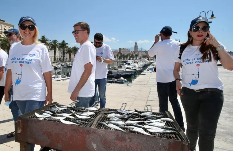 Željko Kerum i HGS na Mateju&scaron;ci u Splitu dijelili su ribu i majice s natpisom "Može li se riba loviti online?"