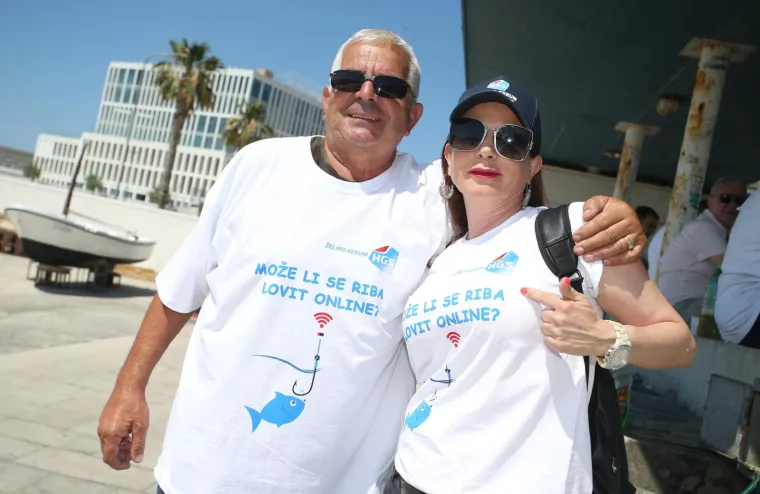 KERUM SPLIĆANIMA DIJELIO SRDELE I MAJICE S NATPISOM: 'Može li se riba loviti online?'