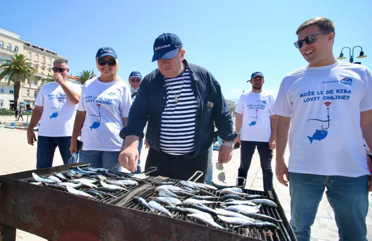 KERUM SPLIĆANIMA DIJELIO SRDELE I MAJICE S NATPISOM: 'Može li se riba loviti online?'