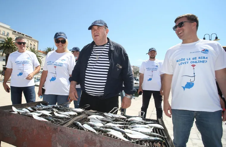 KERUM SPLIĆANIMA DIJELIO SRDELE I MAJICE S NATPISOM: 'Može li se riba loviti online?'