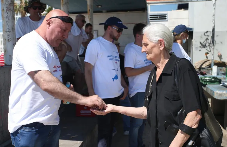 KERUM SPLIĆANIMA DIJELIO SRDELE I MAJICE S NATPISOM: 'Može li se riba loviti online?'