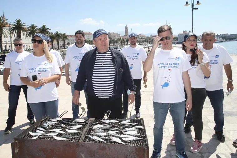 KERUM SPLIĆANIMA DIJELIO SRDELE I MAJICE S NATPISOM: 'Može li se riba loviti online?'